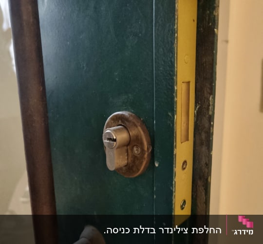 מנעול צילינדר בדלת מתכת ירוקה